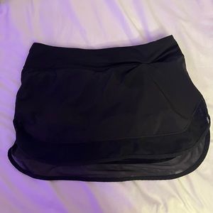 Black hotty hot Lululemon skirt size six